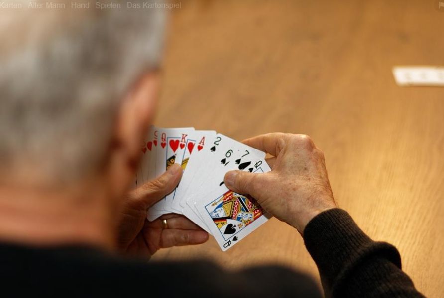 Ob Alt oder Jung, viele Menschen finden Gefallen am Kartenspiel