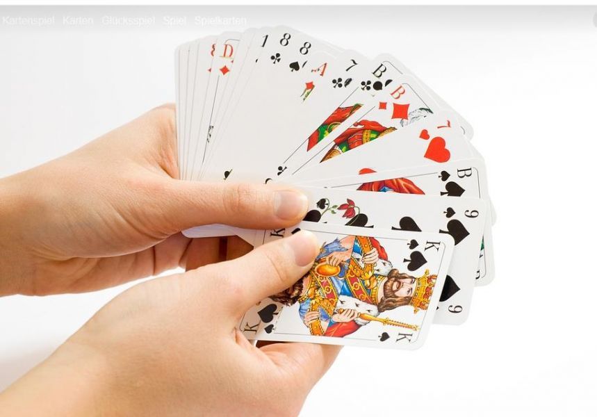 Ob alleine oder mit mehreren Spielern, Kartenspielen ist ein beliebter Zeitvertreib
