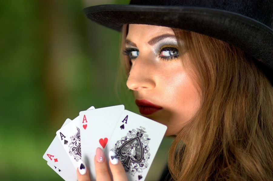 Dame mit Kartenspiele
