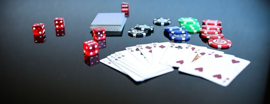 Kartenspielen und Würfel im Casino