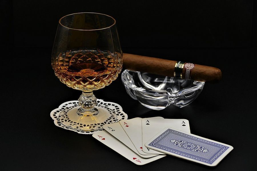 Kartenspiele, Zigarre und Cognac