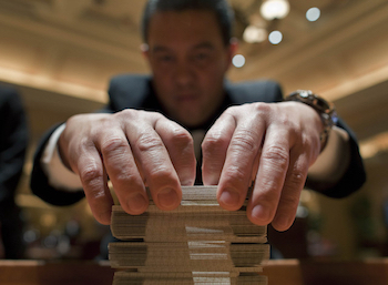 casino dealer salary